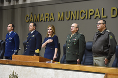 Período do Comunicações em homenagem à data magna da Marinha do Brasil. Na foto, da esq.: comandante da Ala 3, brigadeiro do ar Raimundo Lopes Neto; capitão de mar e guerra, Rafael Silva dos Santos; presidente da CMPA, vereadora Mônica Leal, coronel da BM, Ricardo Fiamoncicini; Major da BM, Cézar Chaves