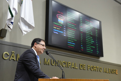 Vereador Hamilton Sossmeier na tribuna do Plenário Otávio Rocha