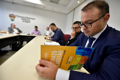 Comissão debate o cumprimento da Lei Geral dos Táxis em Porto Alegre.