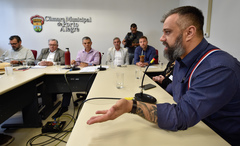 Comissão debate o cumprimento da Lei Geral dos Táxis em Porto Alegre. Ao microfone, Fabio Berwanger, representando a EPTC.