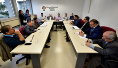 Comissão debate o cumprimento da Lei Geral dos Táxis em Porto Alegre.