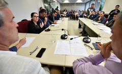 Comissão debate o cumprimento da Lei Geral dos Táxis em Porto Alegre.