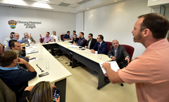 Comissão debate o cumprimento da Lei Geral dos Táxis em Porto Alegre.