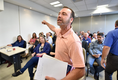 Comissão debate o cumprimento da Lei Geral dos Táxis em Porto Alegre.