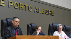Movimentações em Plenário. Na foto: vereador Cássio Trogildo e secretárias da CCJ