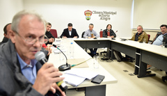 Reunião de Instalação da Comissão Especial para discutir a regulamentação das feiras orgânicas no município de Porto Alegre. Ao microfone, representando a SMDE, Oscar Luiz Pellicioli.