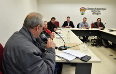 Reunião de Instalação da Comissão Especial para discutir a regulamentação das feiras orgânicas no município de Porto Alegre. Ao microfone, representando a SMDE, Oscar Luiz Pellicioli. Ao fundo, os vereadores Valter Nagelstein, Cassio Trogildo e Aldacir Oliboni.