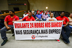 Vigilantes marcaram presença na sessão plenária desta tarde.