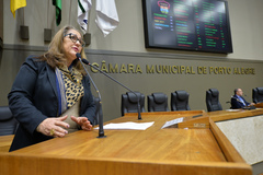 Vereadora Lourdes Sprenger na tribuna do plenário Otávio Rocha