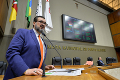 Vereador Janta na tribuna do Plenário Otávio Rocha