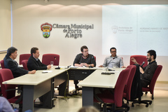 Reunião sobre repasses de recursos públicos para escolas da rede municipal. Na mesa os veredaores Cassiá Carpes, Mauro Zacher, Professsor Alex Fraga e Alvoni Medina