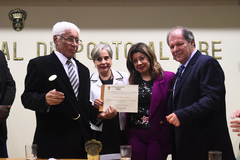 Alceu Collares agradeceu a homenagem proposta pelo vereador Dr. Goulart (d)