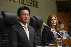 Kondo, Mônica Leal e Hiwatashi durante a homenagem na Câmara Municipal