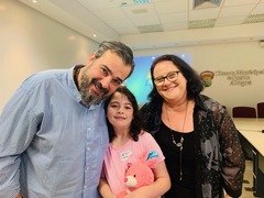 Vereador Claudio Janta com a menina Carol e Liane Pereira, mãe que recebeu autorização judicial para tratamento com óleo de canabidiol
