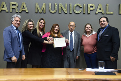 Carla Espíndola Slongo (c) recebe o diploma em nome da Diva's