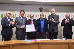 Sérgio Manica recebe o diploma, entre Bins Ely e Reginaldo Pujol