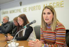 Comissões debatem a ação de reintegração de posse da Comunidade Mato Sampaio, localizada no Bairro Bom Jesus, e ouvem esclarecimentos acerca das contrapartidas feitas pelos empreendedores que já executaram o projeto no local. Na foto, a Procuradora-Chefe da PARF, Simone Somensi.