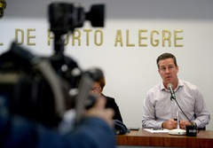 Comissões debatem a ação de reintegração de posse da Comunidade Mato Sampaio, localizada no Bairro Bom Jesus, e ouvem esclarecimentos acerca das contrapartidas feitas pelos empreendedores que já executaram o projeto no local. Na foto, o vereador Valter Nagelstein.