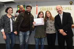 Entrega das premiações do XVI Concurso Sioma Breitmam de Fotografia e abertura da exposição. Na foto, família de Sioma Breitman com a ganhadora do 1° lugar na categoria digital, Alina Souza.