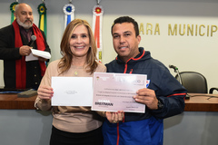 Entrega das premiações do XVI Concurso Sioma Breitmam de Fotografia e abertura da exposição. Na foto, presidente da CMPA Mônica Leal com o ganhador do 1° lugar na categoria convencional, Jorge Leão
