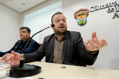 Comissão debate Setembro Amarelo, o mês de conscientização sobre suicídio. Na foto, com a fala, o vereador André Carús.