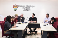 Reunião conjunta Cece e Cosmam para debater proposta de campanha de divulgação científica e ambiental nos ônibus. Na foto, vereadores André Carús Professor Alex Fraga e Cassiá Carpes, membros do Pet Biologia da Ufrgs e representante da Carris