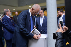 Embaixador de Israel no Brasil Yossi Shelley visita Exposição Nossa Luta: A Perseguição aos Negros durante o Holocausto.