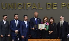 Lavi (d), Watemberg, vereador Valter, embaixador Shelley, vereadora Mônica, Sandra Goldman e rabino  Liberow (e) na homenagem da Câmara Municipal