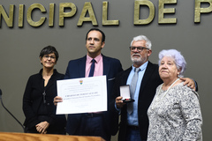 Vereador Moisés Barboza com Fernandes, acompanhada da esposa e mãe na homenagem desta terça-feira 