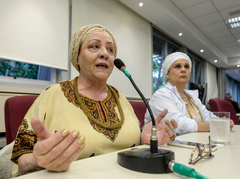 Comissão discute PPP de Culto de Matrizes Africanas APOAXÉ. Na foto, com a fala, Mãe Ieza de Oxum.