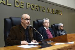 José Alves (ao microfone), vereador Adeli Sell e Jussara Stockinger, na sessão desta quinta-feira