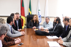 Mônica Leal (c) comunicou decisão aos cartunistas e representantes de entidades