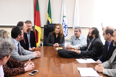 Presidente Mônica Leal recebe decisão da Justiça sobre exposição de charges na Câmara Municipal.