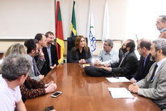 Presidente Mônica Leal recebe decisão da Justiça sobre exposição de charges na Câmara Municipal.