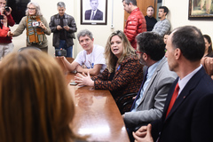 Presidente Mônica Leal recebe decisão da Justiça sobre exposição de charges na Câmara Municipal.