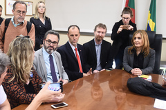 Presidente Mônica Leal recebe decisão da Justiça sobre exposição de charges na Câmara Municipal.