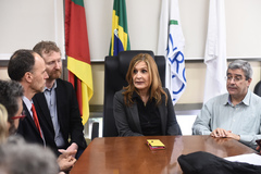 Presidente Mônica Leal recebe decisão da Justiça sobre exposição de charges na Câmara Municipal.