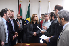 Presidente Mônica Leal recebe decisão da Justiça sobre exposição de charges na Câmara Municipal.