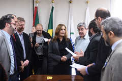 Presidente Mônica Leal recebe decisão da Justiça sobre exposição de charges na Câmara Municipal.
