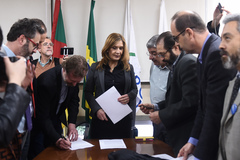 Presidente Mônica Leal recebe decisão da Justiça sobre exposição de charges na Câmara Municipal.