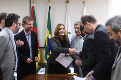 Presidente Mônica Leal recebe decisão da Justiça sobre exposição de charges na Câmara Municipal.