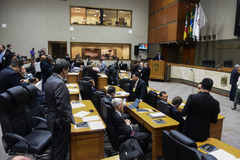 Vereadores em Plenário nesta segunda-feira