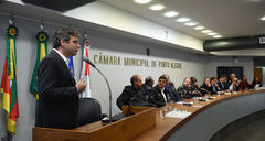 Arquiteto Maurício Santos (ao microfone) explicou projeto aos vereadores