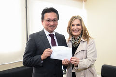 Cônsul Takashi Kondo e presidente Mônica Leal