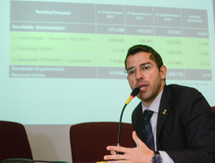 Comissão promove Audiência Pública de Metas Fiscais do 2º quadrimestre de 2019 e, em 2ª pauta, a apresentação do Relatório de Prestação de Contas das Atividades de Controle Social do Observatório Social de Porto Alegre referente ao 2º quadrimestre de 2019. Na foto, com a fala, o secretário municipal da Fazenda, Leonardo Busatto.