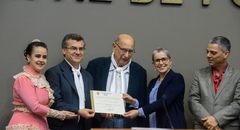 Nairioli Callegaro (e) recebe diploma entregue por Reginaldo Pujol (c)