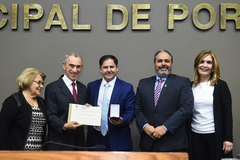Outorga da Comenda Porto do Sol ao jornalista Lauro Quadros. Na foto, o homenageado e esposa, Maria Helena Quadros; o vereador Hamilton Sossmeier, o vice-prefeito Gustavo Paim e a presidente Mônica Leal