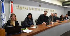Stürmer (ao microfone) mostrou números da saúde municipal em reunião da Cosmam
