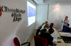Luiz Afonso (em pé) apresentou as propostas de mudanças