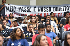 Estudantes reivindicam manutenção do meio-passe